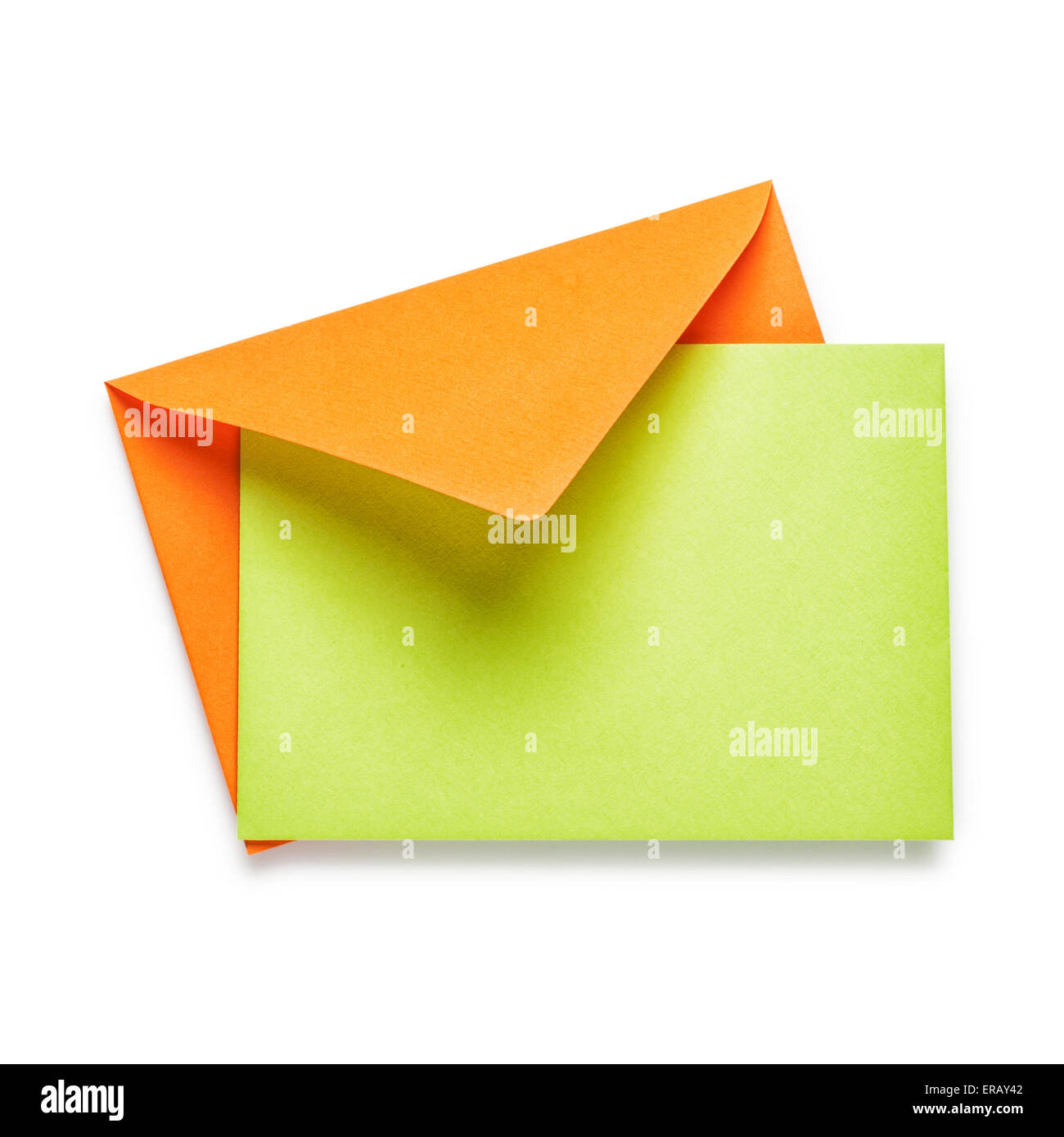 Enveloppe avec carte verte orange isolé sur fond blanc. Objet Avec clipping path Banque D'Images