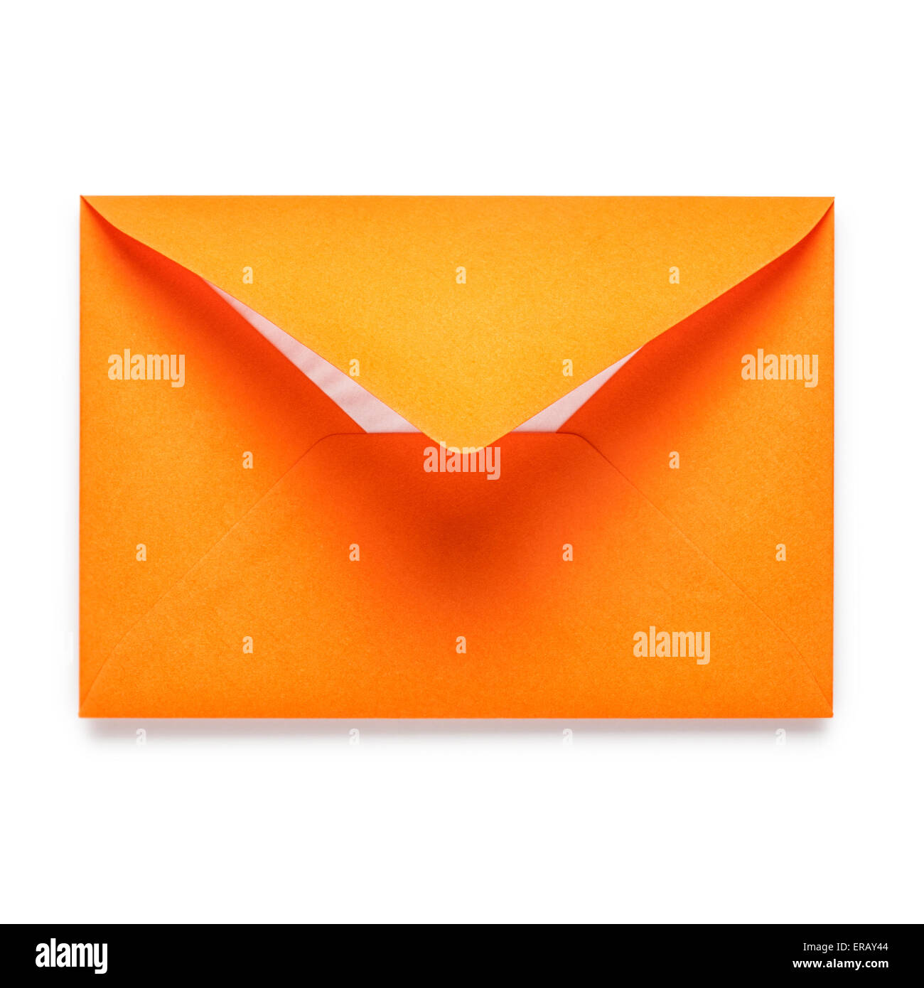 L'enveloppe orange isolé sur fond blanc. Objet Avec clipping path Banque D'Images