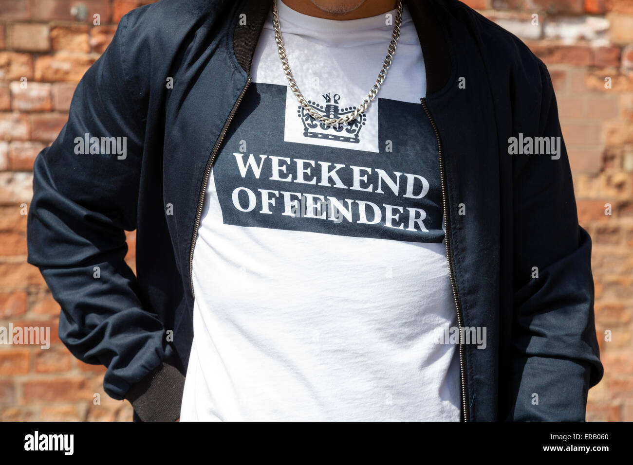 Un adolescent vêtu d'un "délinquant" T.shirt Week-end au Royaume-Uni. Banque D'Images