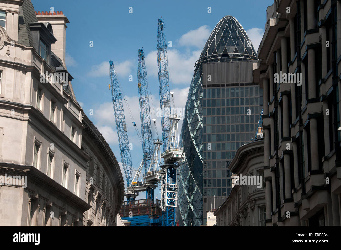 Mai 2015 Londres30th Grues dans la ville , à côté de le Gherkin, comme de nouveaux bureaux sont construits. Banque D'Images
