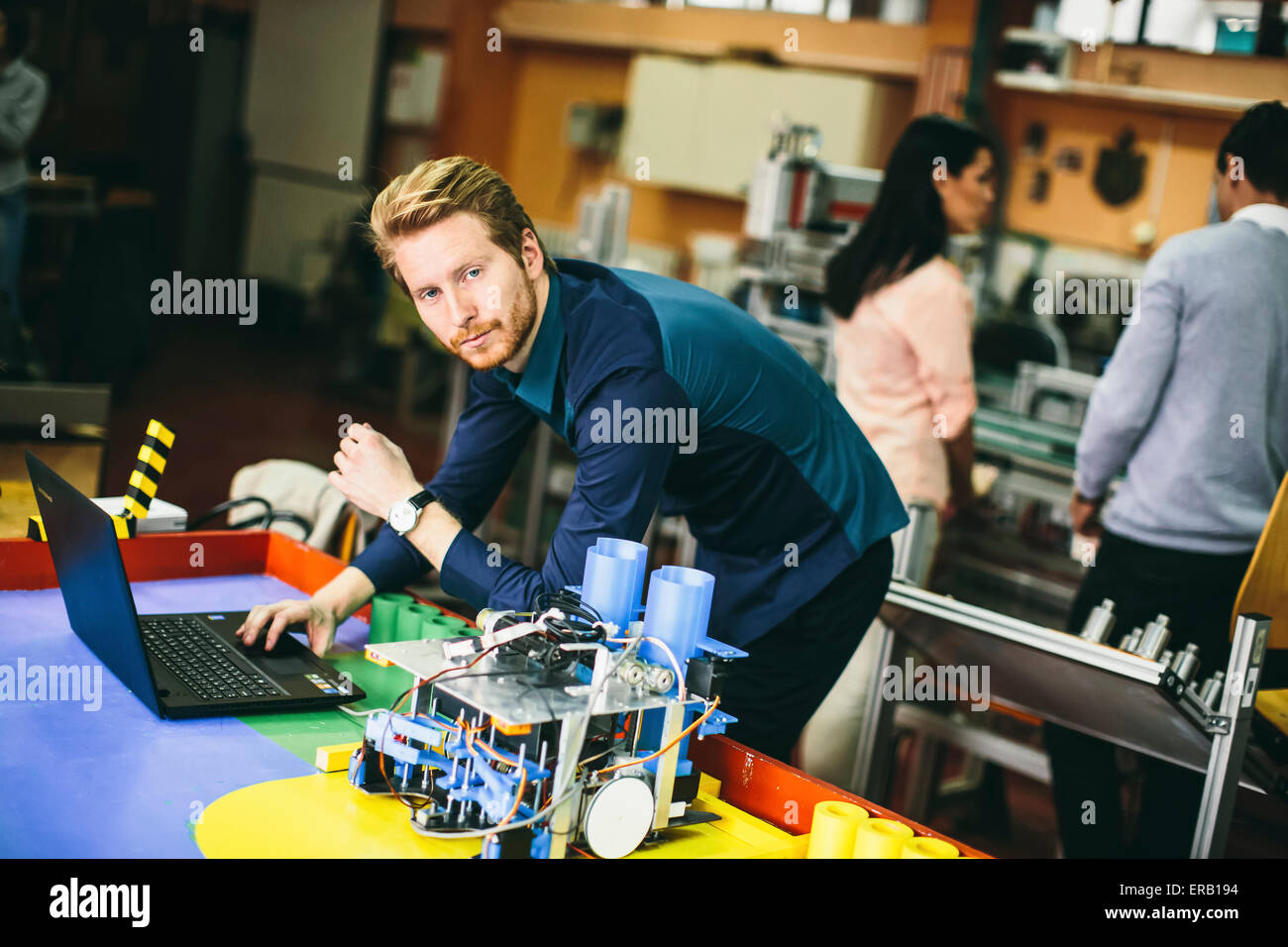 Les jeunes de la classe de robotique Banque D'Images