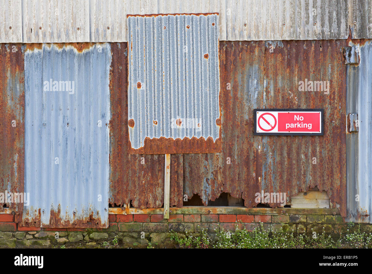 No Parking sign on wall, UK Banque D'Images