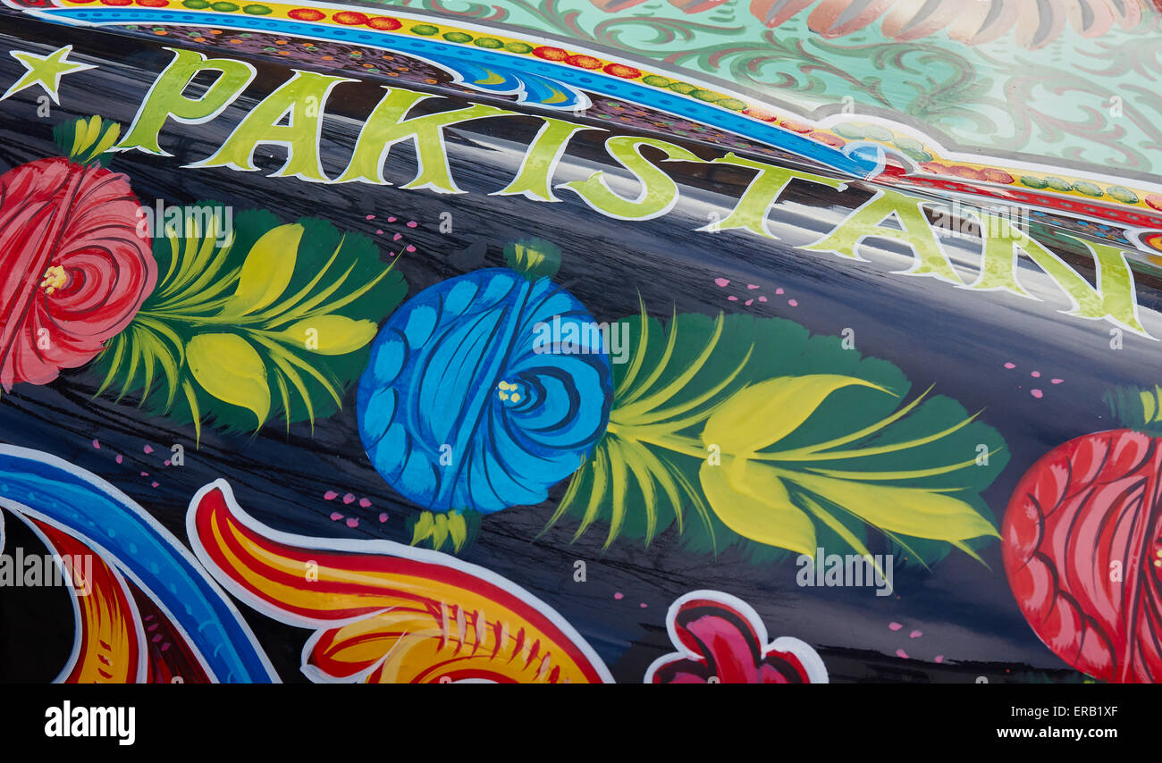 Volkswagen Beetle Original peint dans le style traditionnel aux couleurs flamboyantes de l'art Montmartre Paris camion pakistanais Banque D'Images