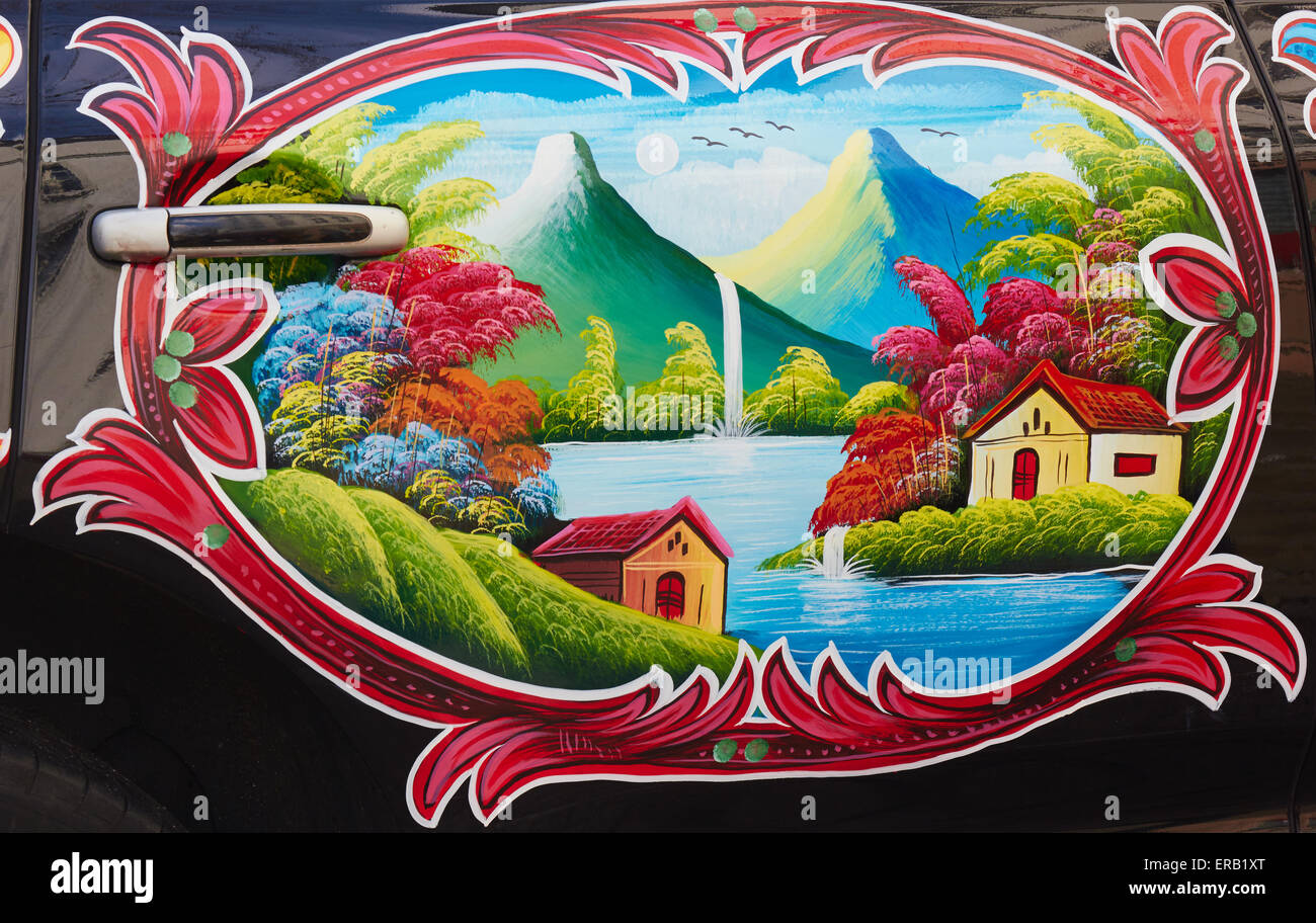 Volkswagen Beetle Original peint dans le style traditionnel aux couleurs flamboyantes de l'art Montmartre Paris camion pakistanais Banque D'Images