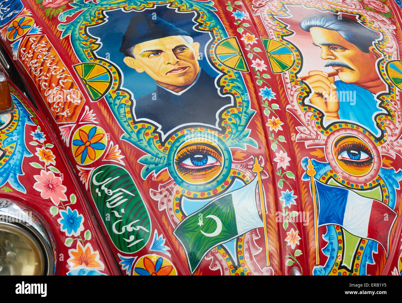 Volkswagen Beetle Original peint dans le style traditionnel aux couleurs flamboyantes de l'art Montmartre Paris camion pakistanais Banque D'Images