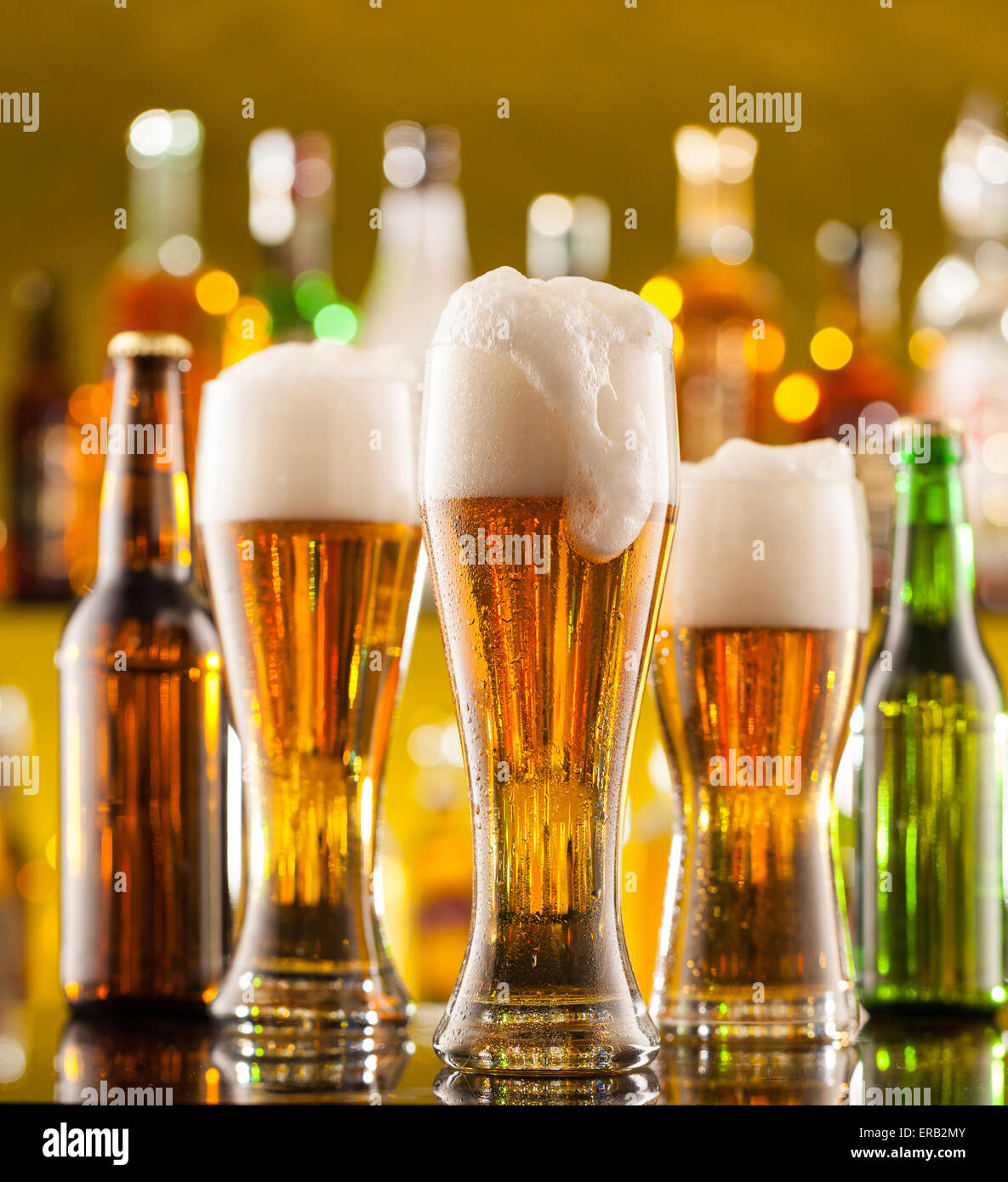 Pichets de bière placée sur comptoir bar avec copyspace Banque D'Images