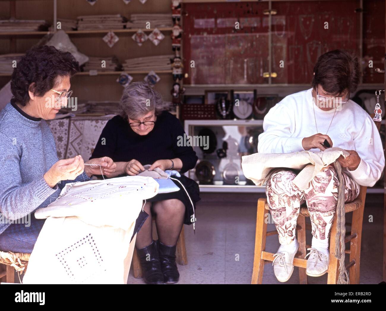 Trois femmes chypriotes dentelle dans un magasin porte, Kato Lefkara (Chypre). Banque D'Images