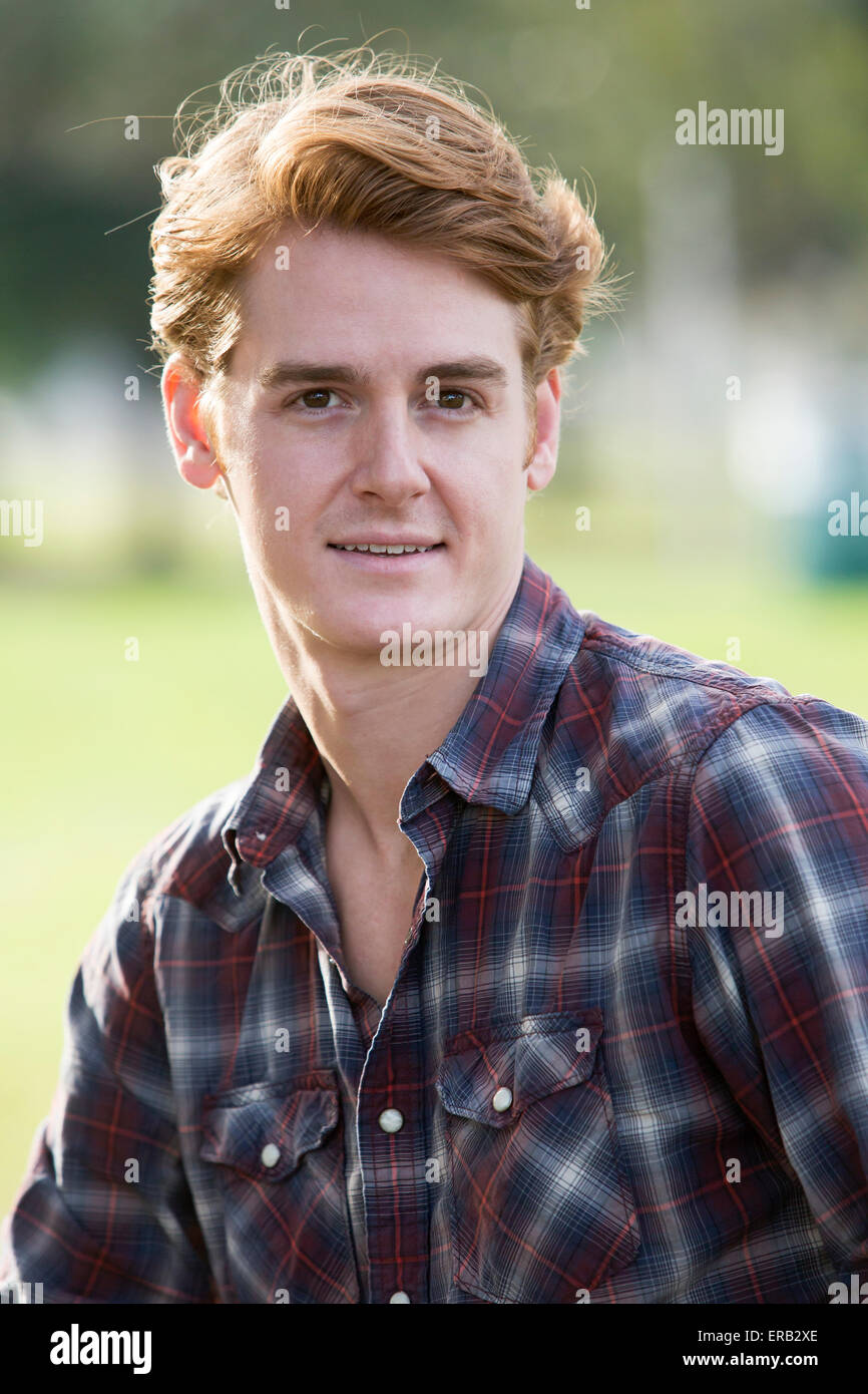 Portrait d'un bel homme dans une chemise de flanelle Banque D'Images