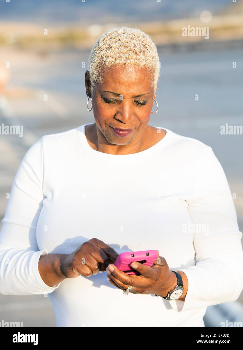 Une femme afro-américaine à parler au téléphone Banque D'Images