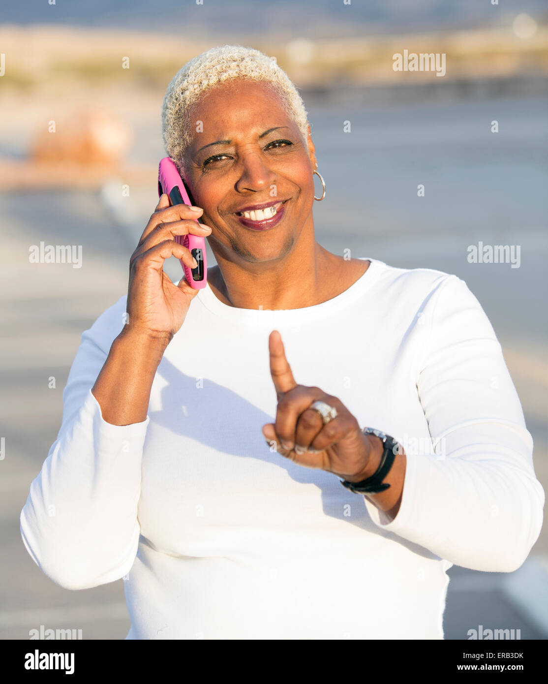 Une femme afro-américaine à parler au téléphone Banque D'Images