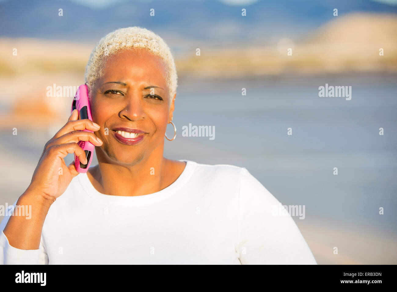 Une femme afro-américaine à parler au téléphone Banque D'Images