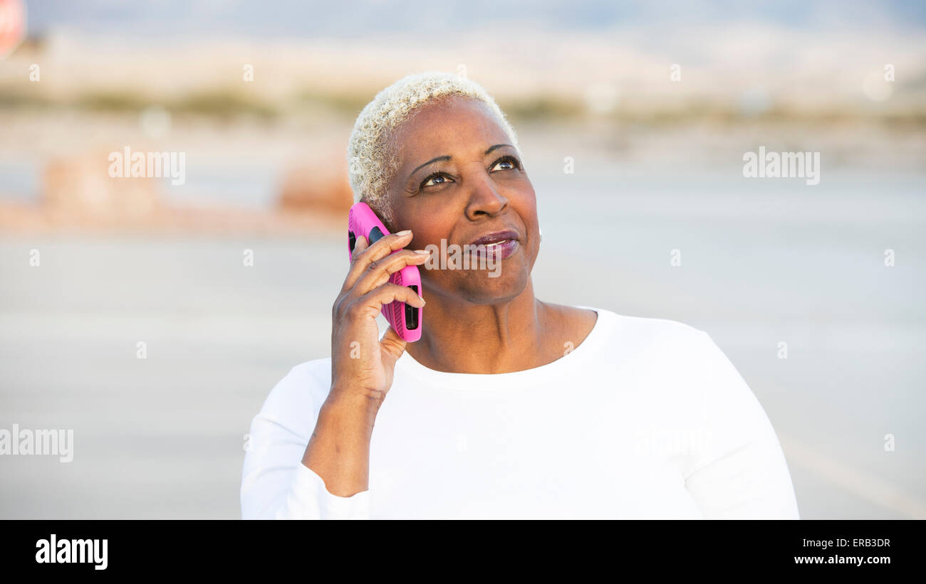Une femme afro-américaine à parler au téléphone Banque D'Images