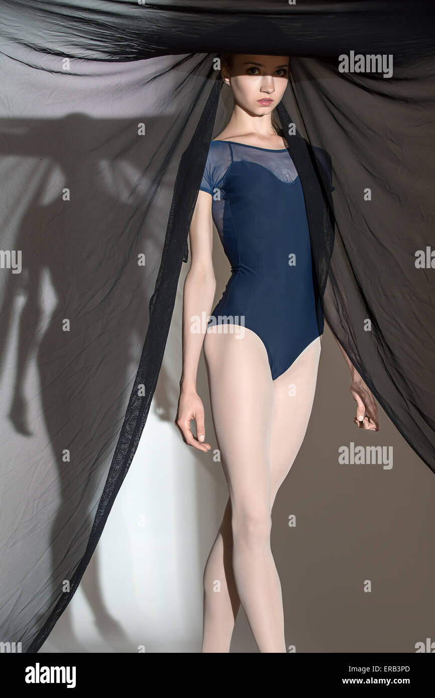 Portrait du jeune danseur avec un joli tissu voile noir Banque D'Images