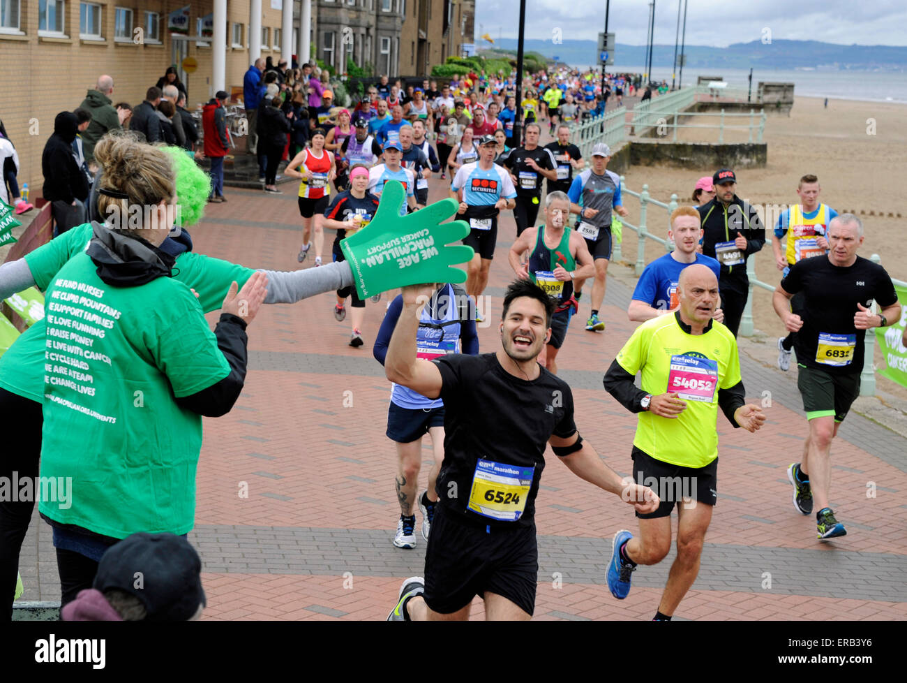 Edinburgh, Royaume-Uni. 31 mai, 2015. Front de Portobello, en Écosse. Maintenant dans sa 13e année, ce populaire et toujours plus marathon festival se déroule dans la capitale avec le Château d'Édimbourg en toile de fond. Il continue par East Lothian. Edinburgh Marathon a rejoint l'élite mondiale des courses sur routes en 2012 en devenant le premier marathon en Ecosse pour être officiellement reconnu par l'IAAF, le conseil d'administration d'athlétisme. L'IAAF bronze met la race parmi les 75 meilleurs au monde ce qui en fait un élément crucial de l'agenda sportif pour les coureurs. Banque D'Images