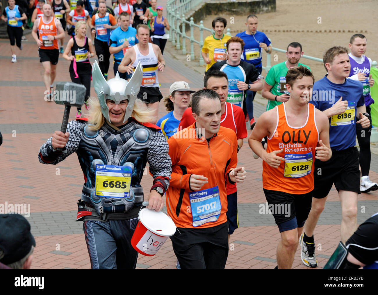 Edinburgh, Royaume-Uni. 31 mai, 2015. Front de Portobello, en Écosse. Maintenant dans sa 13e année, ce populaire et toujours plus marathon festival se déroule dans la capitale avec le Château d'Édimbourg en toile de fond. Il continue par East Lothian. Edinburgh Marathon a rejoint l'élite mondiale des courses sur routes en 2012 en devenant le premier marathon en Ecosse pour être officiellement reconnu par l'IAAF, le conseil d'administration d'athlétisme. L'IAAF bronze met la race parmi les 75 meilleurs au monde ce qui en fait un élément crucial de l'agenda sportif pour les coureurs. Banque D'Images