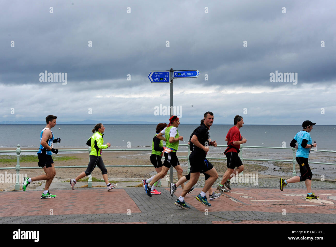 Edinburgh, Royaume-Uni. 31 mai, 2015. Front de Portobello, en Écosse. Maintenant dans sa 13e année, ce populaire et toujours plus marathon festival se déroule dans la capitale avec le Château d'Édimbourg en toile de fond. Il continue par East Lothian. Edinburgh Marathon a rejoint l'élite mondiale des courses sur routes en 2012 en devenant le premier marathon en Ecosse pour être officiellement reconnu par l'IAAF, le conseil d'administration d'athlétisme. L'IAAF bronze met la race parmi les 75 meilleurs au monde ce qui en fait un élément crucial de l'agenda sportif pour les coureurs. Banque D'Images
