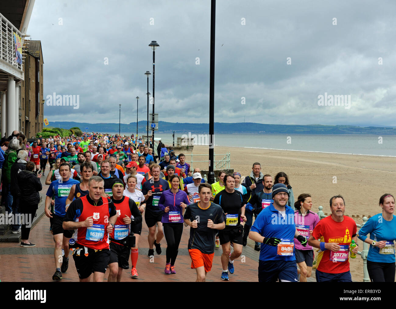 Edinburgh, Royaume-Uni. 31 mai, 2015. Front de Portobello, en Écosse. Maintenant dans sa 13e année, ce populaire et toujours plus marathon festival se déroule dans la capitale avec le Château d'Édimbourg en toile de fond. Il continue par East Lothian. Edinburgh Marathon a rejoint l'élite mondiale des courses sur routes en 2012 en devenant le premier marathon en Ecosse pour être officiellement reconnu par l'IAAF, le conseil d'administration d'athlétisme. L'IAAF bronze met la race parmi les 75 meilleurs au monde ce qui en fait un élément crucial de l'agenda sportif pour les coureurs. Banque D'Images