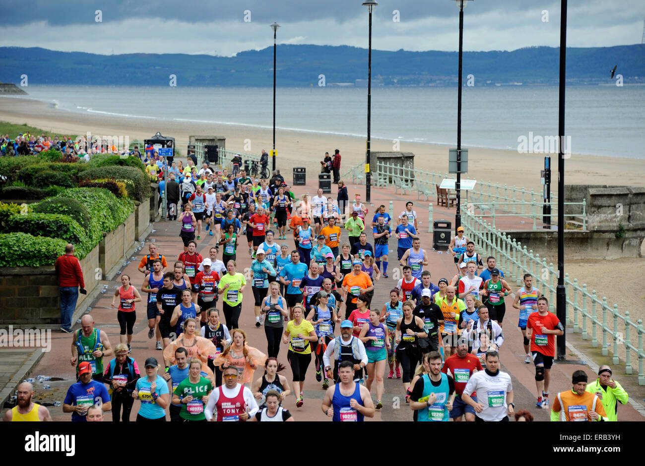 Edinburgh, Royaume-Uni. 31 mai, 2015. Front de Portobello, en Écosse. Maintenant dans sa 13e année, ce populaire et toujours plus marathon festival se déroule dans la capitale avec le Château d'Édimbourg en toile de fond. Il continue par East Lothian. Edinburgh Marathon a rejoint l'élite mondiale des courses sur routes en 2012 en devenant le premier marathon en Ecosse pour être officiellement reconnu par l'IAAF, le conseil d'administration d'athlétisme. L'IAAF bronze met la race parmi les 75 meilleurs au monde ce qui en fait un élément crucial de l'agenda sportif pour les coureurs. Banque D'Images