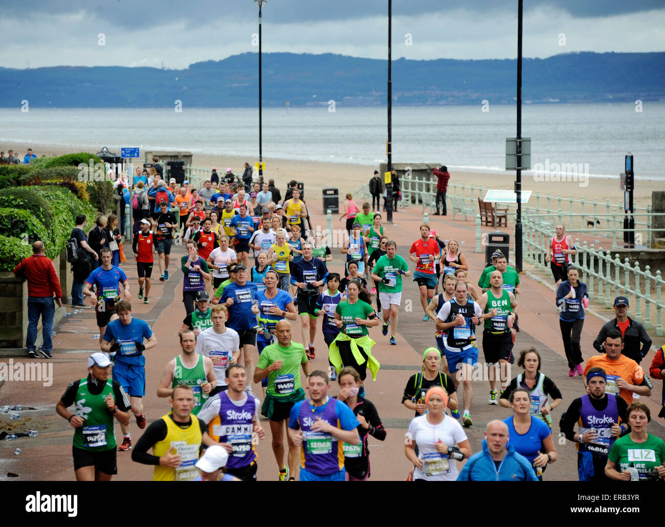 Edinburgh, Royaume-Uni. 31 mai, 2015. Front de Portobello, en Écosse. Maintenant dans sa 13e année, ce populaire et toujours plus marathon festival se déroule dans la capitale avec le Château d'Édimbourg en toile de fond. Il continue par East Lothian. Edinburgh Marathon a rejoint l'élite mondiale des courses sur routes en 2012 en devenant le premier marathon en Ecosse pour être officiellement reconnu par l'IAAF, le conseil d'administration d'athlétisme. L'IAAF bronze met la race parmi les 75 meilleurs au monde ce qui en fait un élément crucial de l'agenda sportif pour les coureurs. Banque D'Images