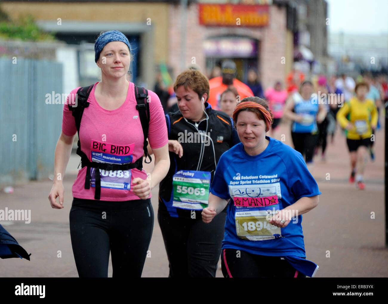 Edinburgh, Royaume-Uni. 31 mai, 2015. Front de Portobello, en Écosse. Maintenant dans sa 13e année, ce populaire et toujours plus marathon festival se déroule dans la capitale avec le Château d'Édimbourg en toile de fond. Il continue par East Lothian. Edinburgh Marathon a rejoint l'élite mondiale des courses sur routes en 2012 en devenant le premier marathon en Ecosse pour être officiellement reconnu par l'IAAF, le conseil d'administration d'athlétisme. L'IAAF bronze met la race parmi les 75 meilleurs au monde ce qui en fait un élément crucial de l'agenda sportif pour les coureurs. Banque D'Images