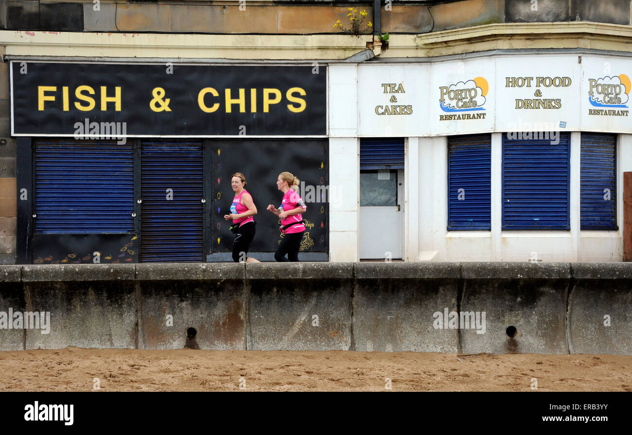 Edinburgh, Royaume-Uni. 31 mai, 2015. Front de Portobello, en Écosse. Maintenant dans sa 13e année, ce populaire et toujours plus marathon festival se déroule dans la capitale avec le Château d'Édimbourg en toile de fond. Il continue par East Lothian. Edinburgh Marathon a rejoint l'élite mondiale des courses sur routes en 2012 en devenant le premier marathon en Ecosse pour être officiellement reconnu par l'IAAF, le conseil d'administration d'athlétisme. L'IAAF bronze met la race parmi les 75 meilleurs au monde ce qui en fait un élément crucial de l'agenda sportif pour les coureurs. Banque D'Images