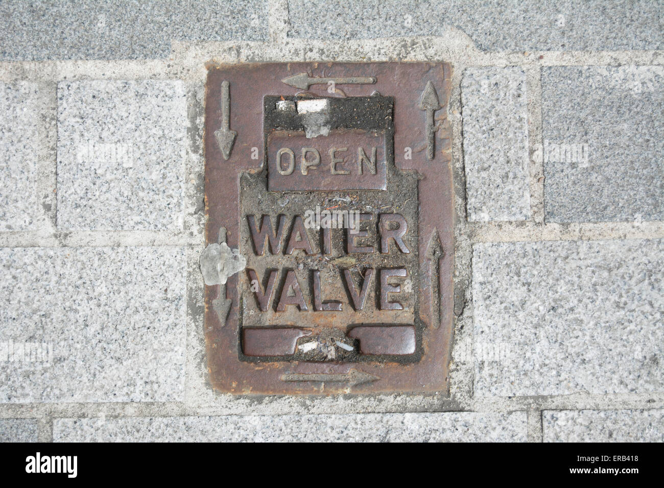 Couvercle de soupape d'eau de la rue avec des instructions sur la façon d'ouvrir Banque D'Images