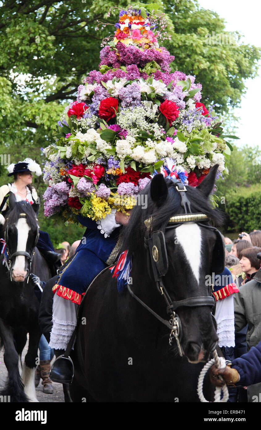 Portant une coiffe de fleurs, le processus grâce à Castleton Roi Garland dans le Peak District pour célébrer le Jour de la pomme de chêne UK Banque D'Images