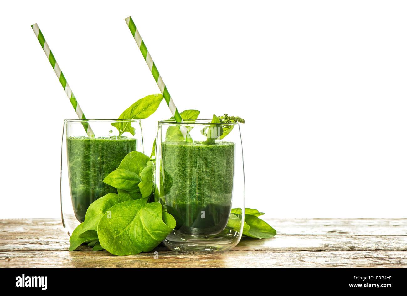 Smoothie vert sain d'épinards dans du verre transparent. Les ingrédients alimentaires. Concept Detox Banque D'Images