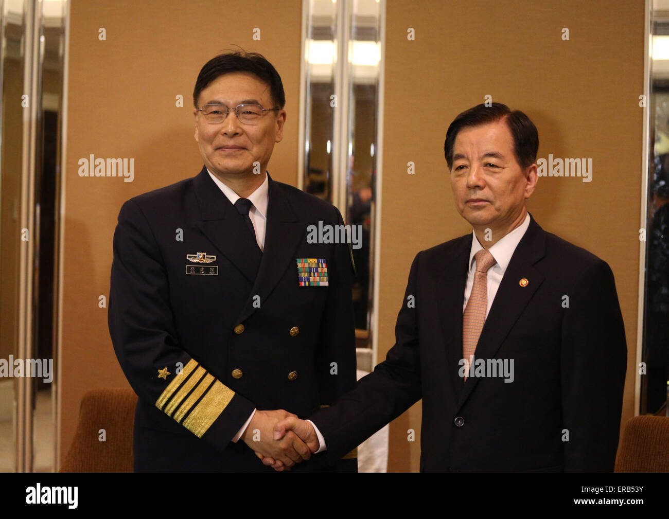 Singapour, le ministre de la défense sud-coréen Han Min-koo en marge de la 14e Dialogue Shangri-La à Singapour. 31 mai, 2015. L'amiral Sun Jianguo (L), vice-chef d'état-major de l'Armée populaire de libération (PLA), rencontre avec le ministre de la défense sud-coréen Han Min-koo en marge de la 14e Dialogue Shangri-La à Singapour, le 31 mai 2015. © Foo Chuan Wei/Xinhua/Alamy Live News Banque D'Images
