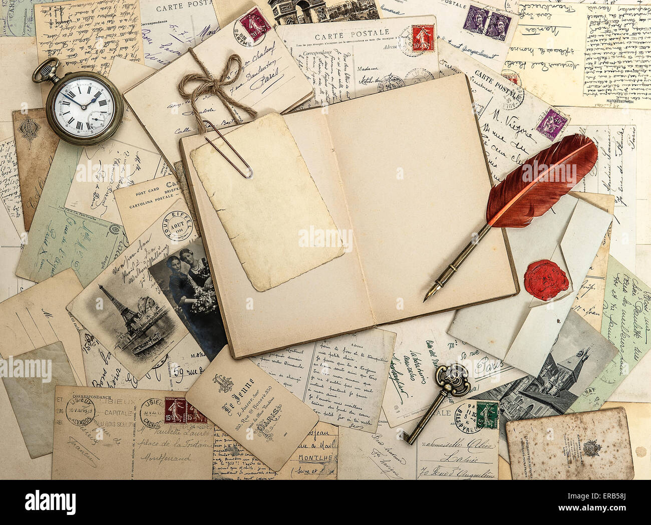 Carnet De Voyage Ouvert Vieux Accessoires Et Cartes Postales De Style Vintage Nostalgique Papier Fond Concept De Scrapbooking Photo Stock Alamy