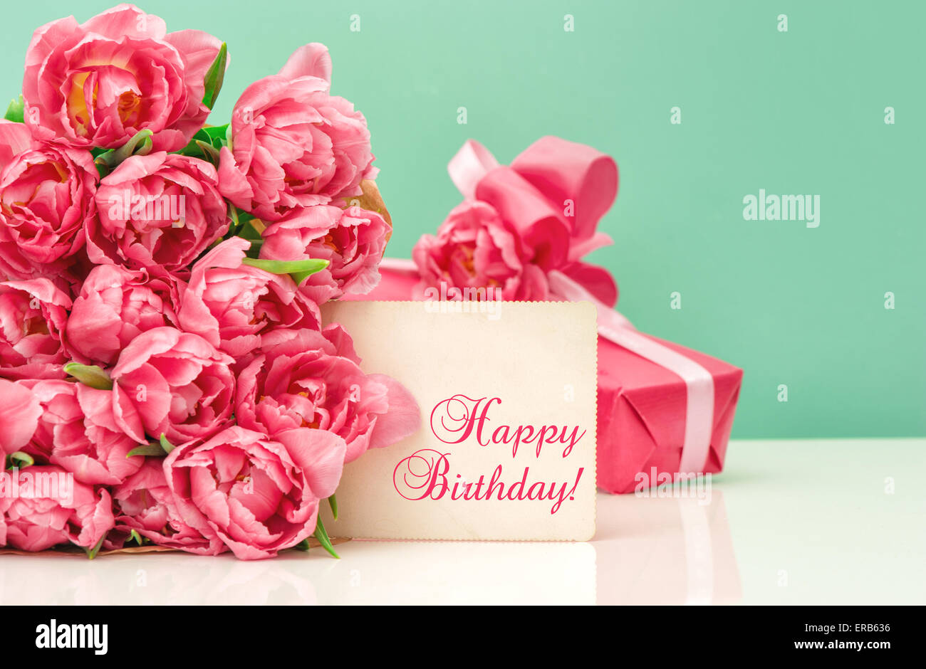 Tulipe Rose Ang Cadeaux Carte De Souhaits Avec L Exemple De Texte Joyeux Anniversaire Photo Stock Alamy