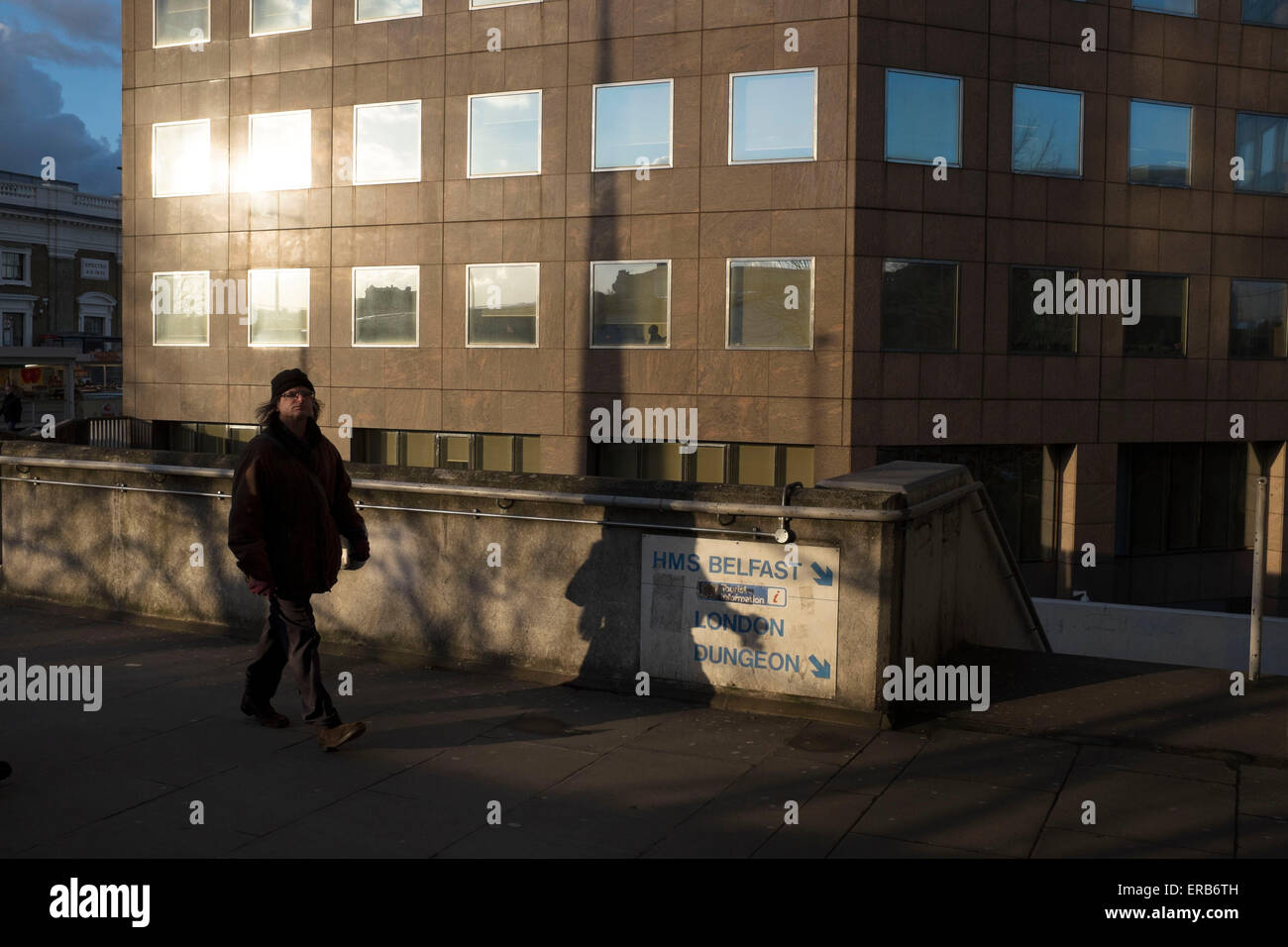 Soleil du soir derrière l'Édifice Price Waterhouse Coopers à London Bridge, Londres, Royaume-Uni. Banque D'Images