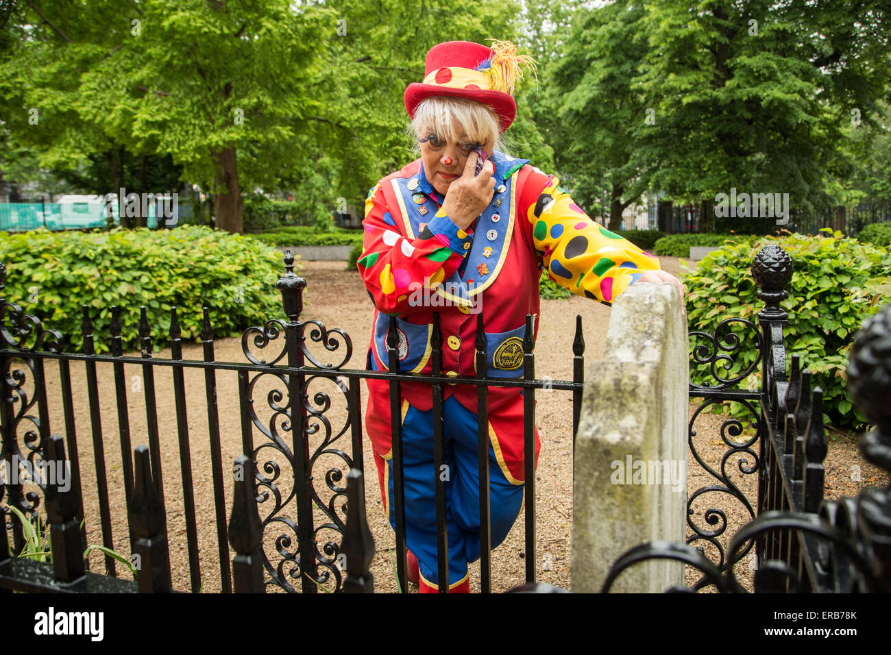 Londres, Royaume-Uni. 31 mai, 2015. Pip, un clown de Herne Bay, essuie une larme sur la Tombe de Joseph Grimaldi, le père de clown moderne, sur le 178e anniversaire de sa mort le 31 mai 2015. Crédit : à vue/Photographique Alamy Live News Banque D'Images