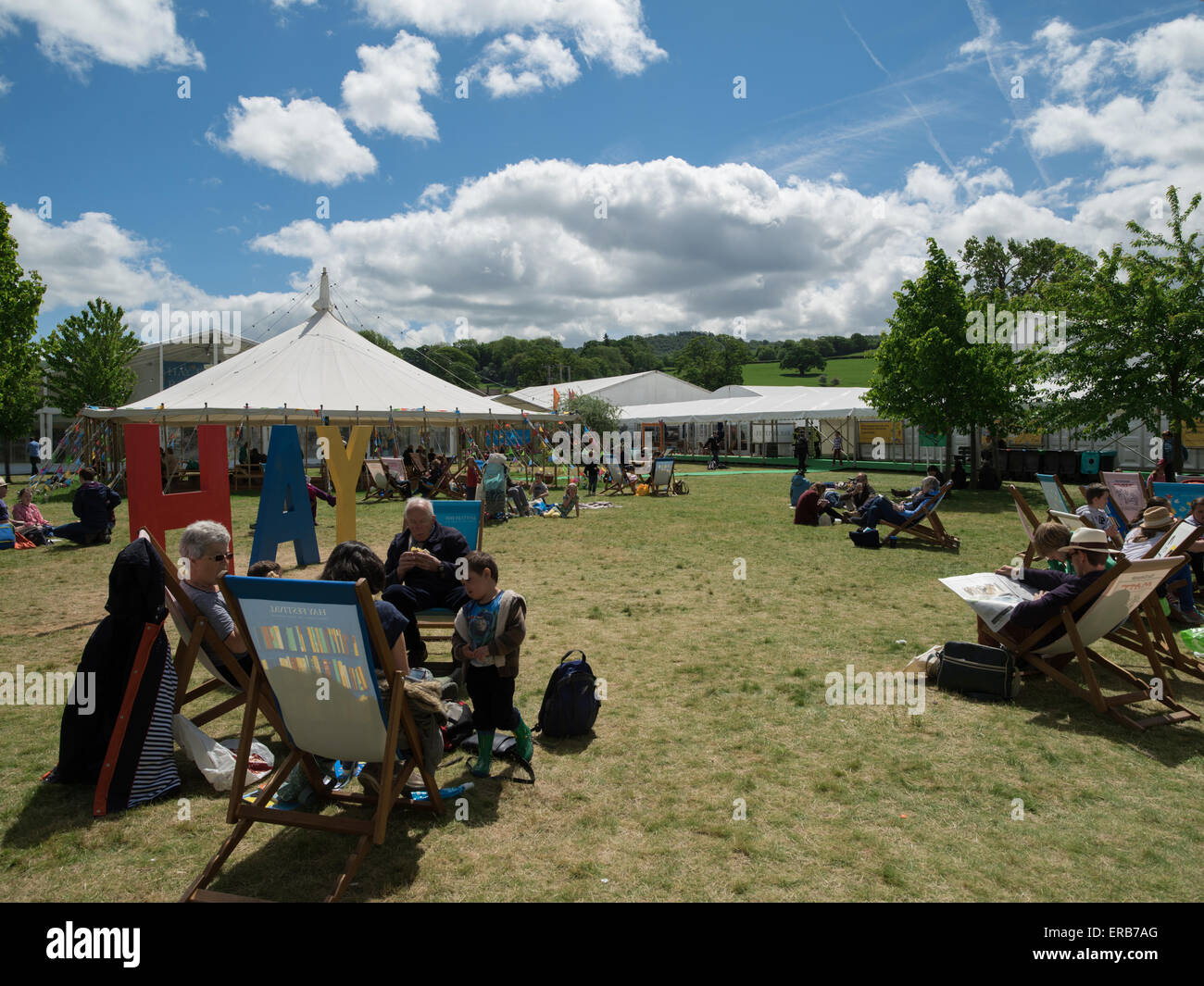 Les visiteurs à les apprécier et à se prélasser sur une terrasse bien Hay Festival 2015 Banque D'Images