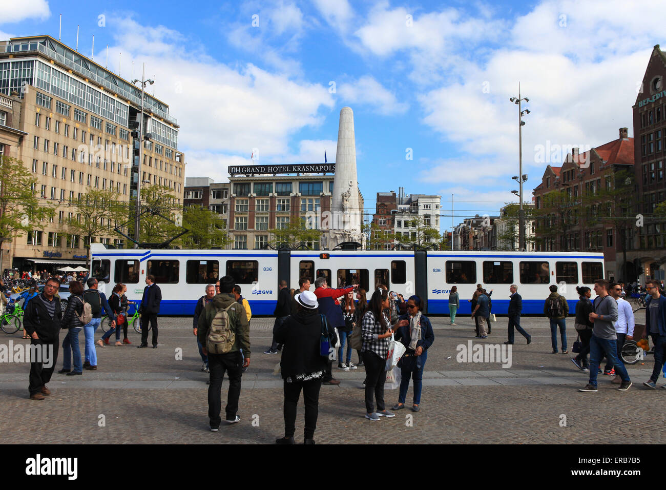Dam square d'Amsterdam avec le monument national en arrière-plan, la place du Dam est situé à 800 mètres du centre d'Amsterdam Banque D'Images