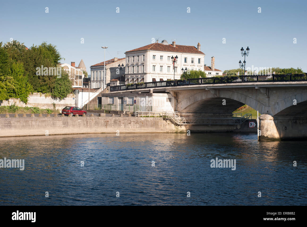 France Charente Maritime Saintonge Saintes vue de la ville depuis les rives de la Charente Banque D'Images