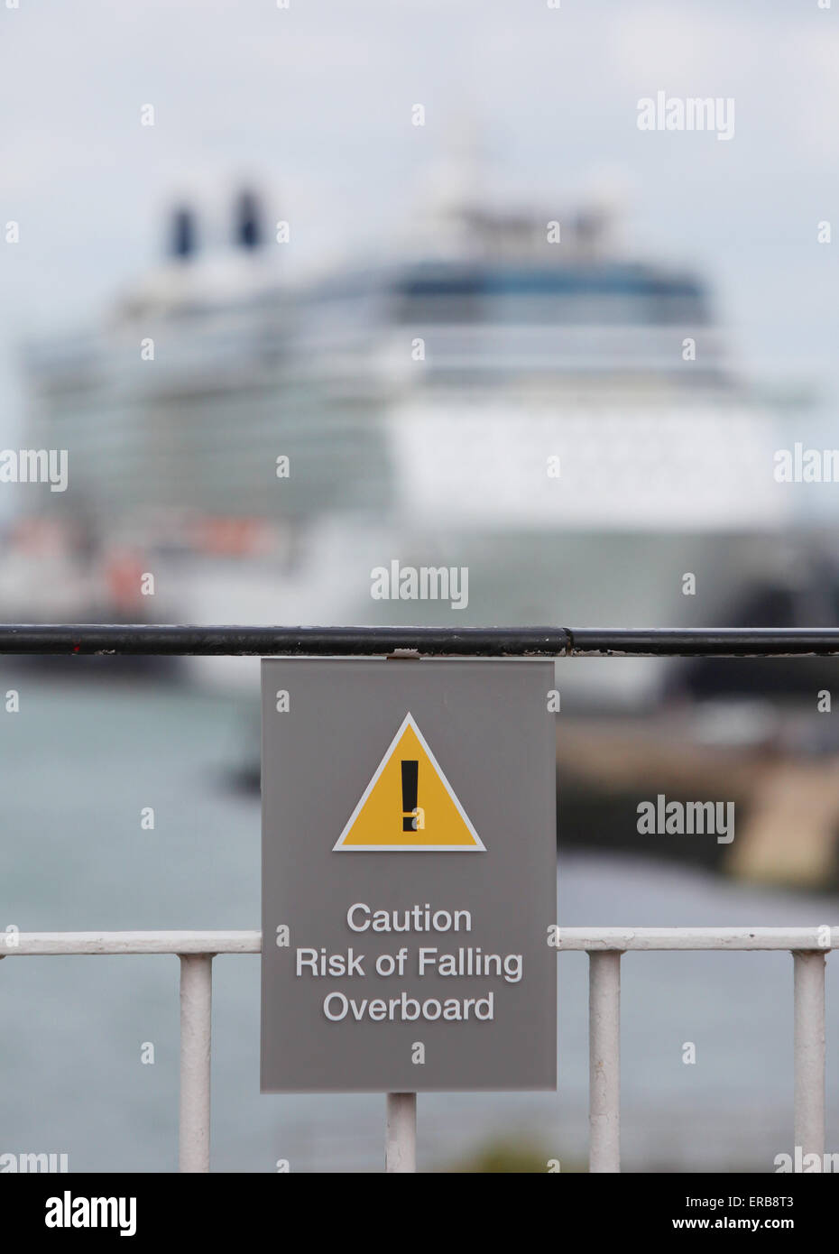 Attention Risque de chute par-dessus bord signe sur le ferry Red Funnel avec Southampton Docks dans l'arrière-plan Banque D'Images