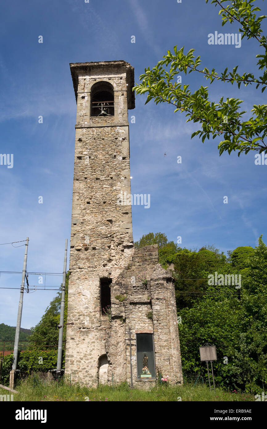 Tout ce qui reste... Le campanile de San Nicolo, Villafranca in Lunigiana, Italie. Banque D'Images