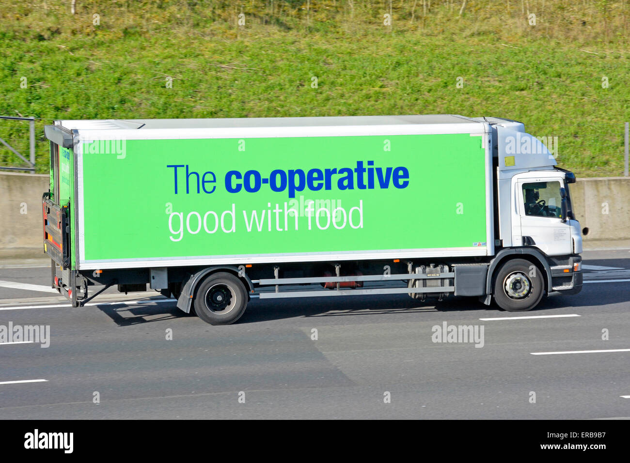 Chaîne d'approvisionnement alimentaire Co op livraison camion magasin camion poids lourds utilisés pour la distribution de denrées alimentaires aux supermarchés coopératif conduisant le long d'autoroute England UK Banque D'Images