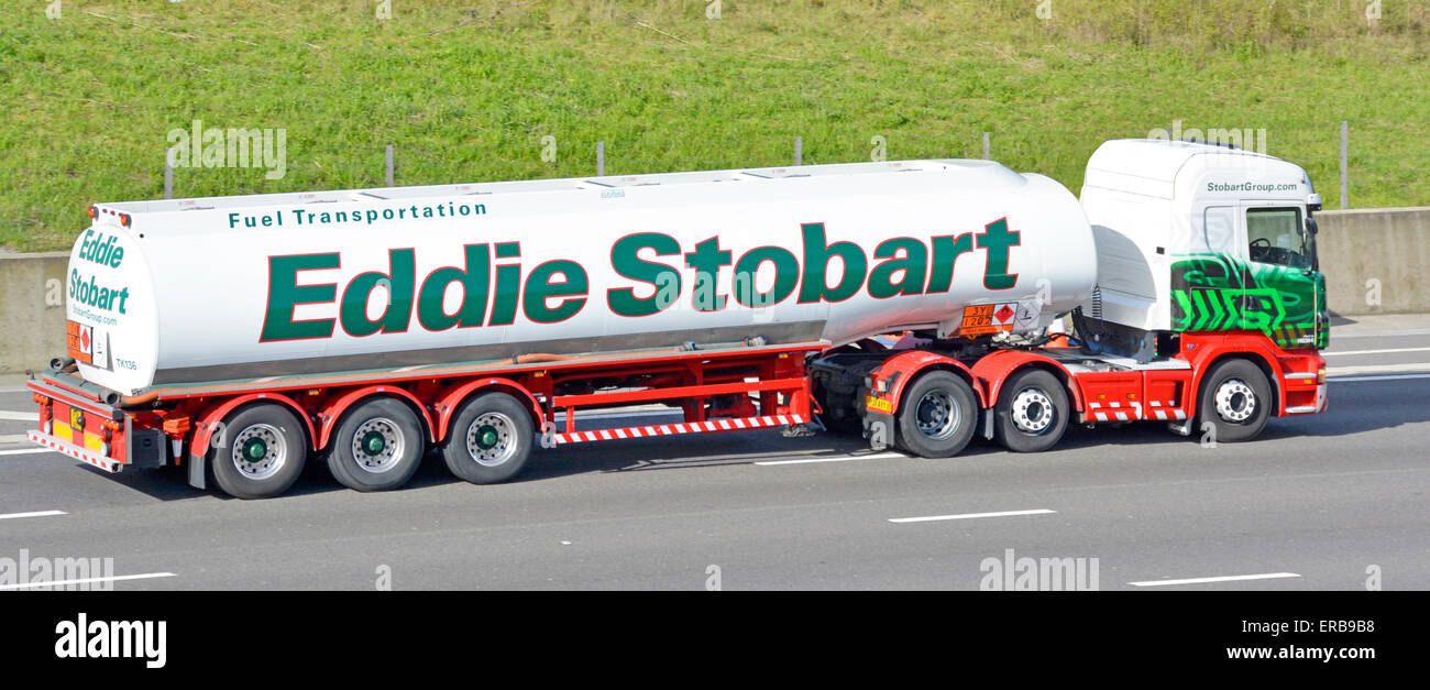 Eddie Stobart hgv camion et remorque articulée publicité marque commerciale sur le côté du camion-citerne avec plaques d'avertissement Hazchem autoroute M 25 Royaume-Uni Banque D'Images