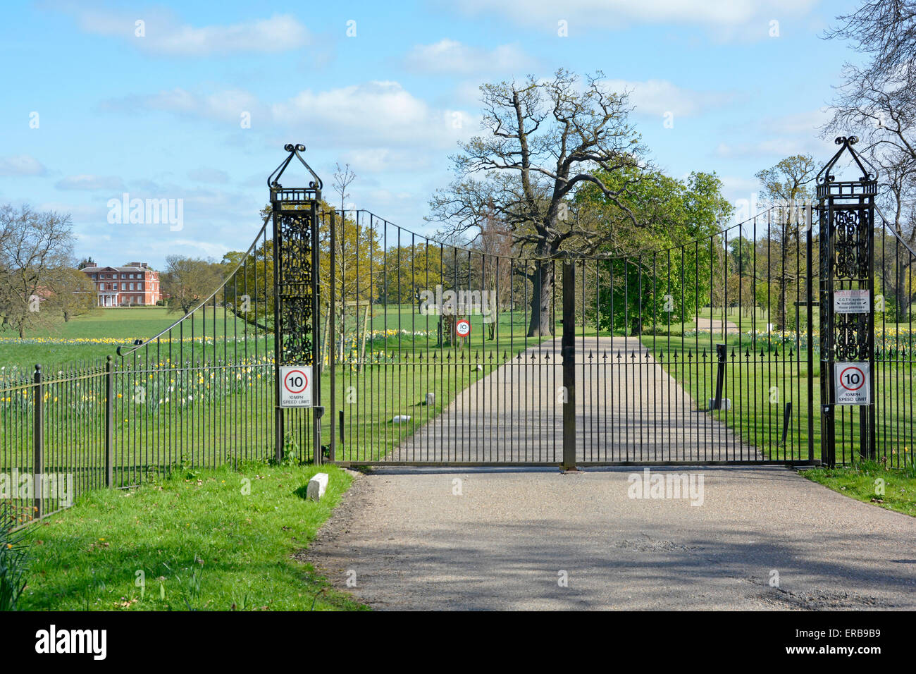 Portes d'entrée de commande à distance de l'école Trinity avec les Brizes georgienne situé dans le lointain Hall 73 acre Brizes Park près de Brentwood Essex England UK Banque D'Images