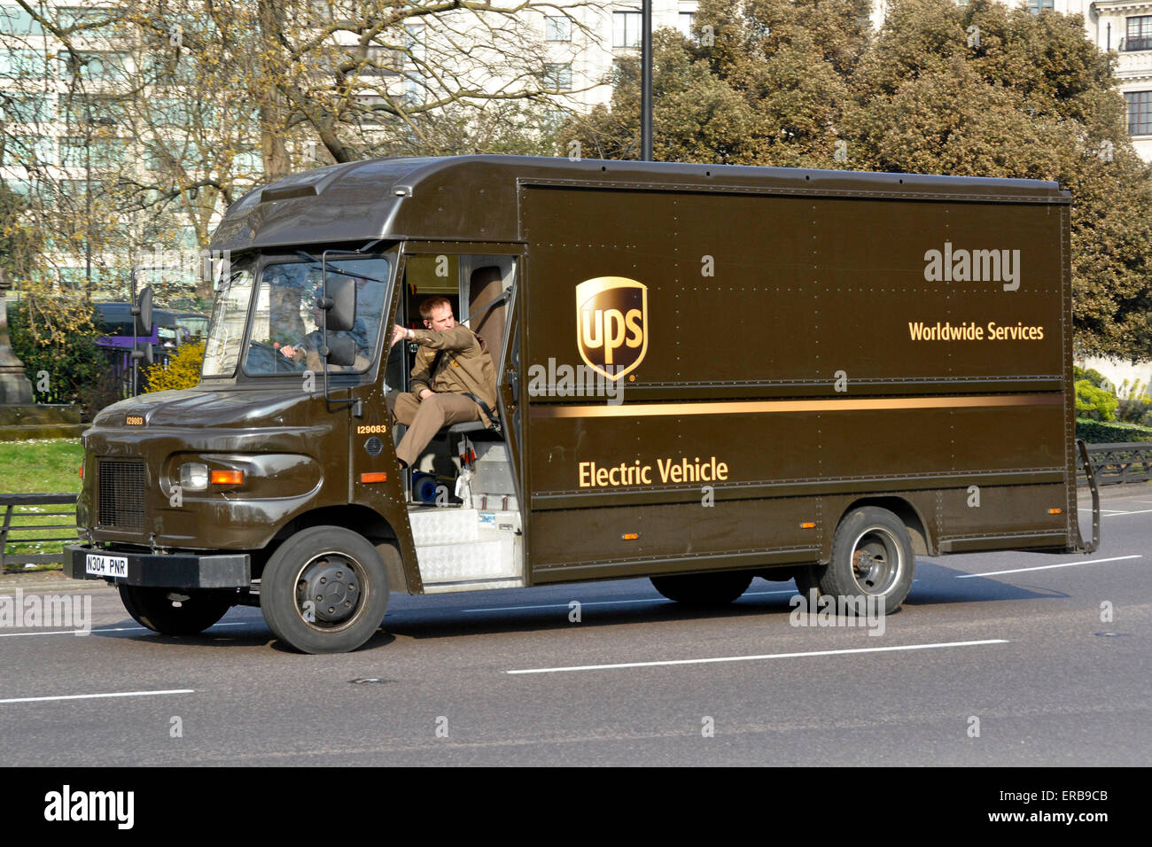 Camion D'United Parcel Service UPS En Dehors De Magasin D'UPS