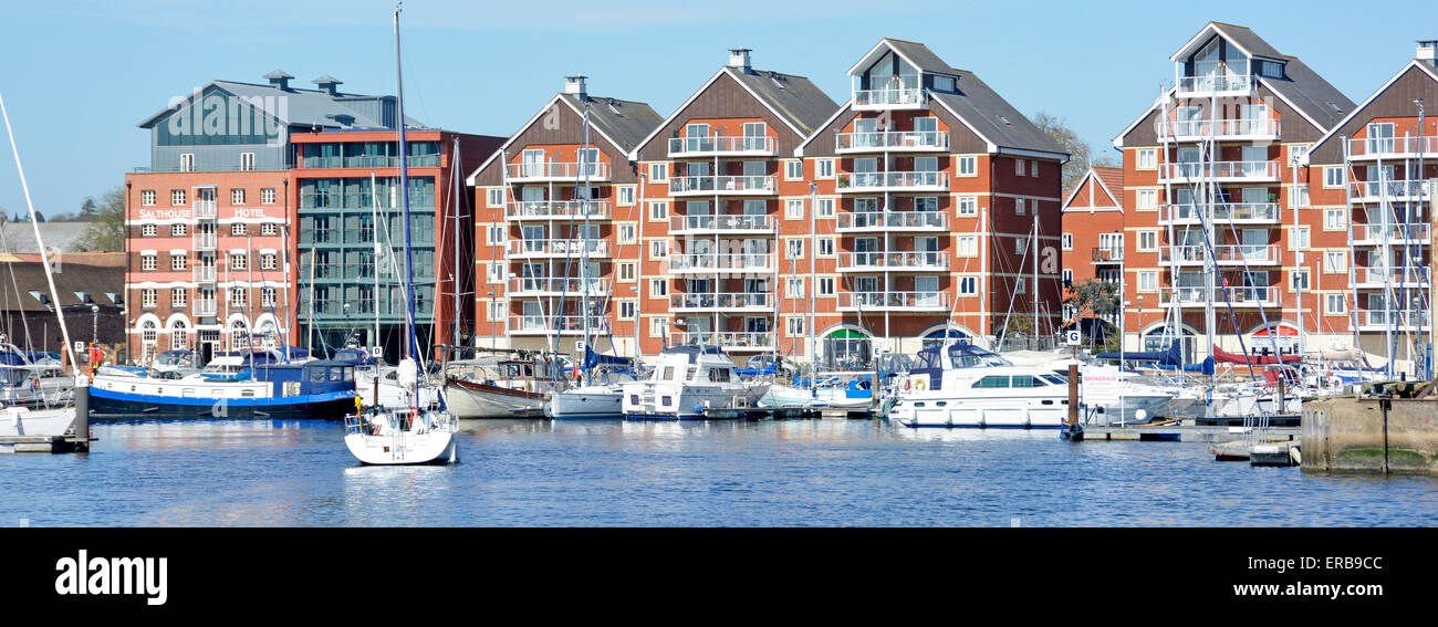 Vue panoramique sur les immeubles modernes d'appartements avec balcon donnant sur les bateaux et les yachts sur Ipswich Marina Business Suffolk East Anglia Angleterre UK Banque D'Images Vue panoramique sur les immeubles modernes d'appartements avec balcon donnant sur les bateaux et les yachts sur Ipswich Marina Business Suffolk East Anglia Angleterre UK Banque D'Images