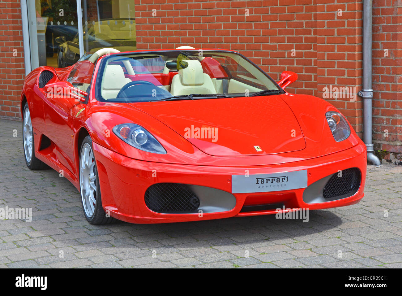 Ferrari voiture stationnée dehors Meridien Modena fleuristes showroom à Lyndhurst Nouvelle Forêt Hampshire England UK Banque D'Images