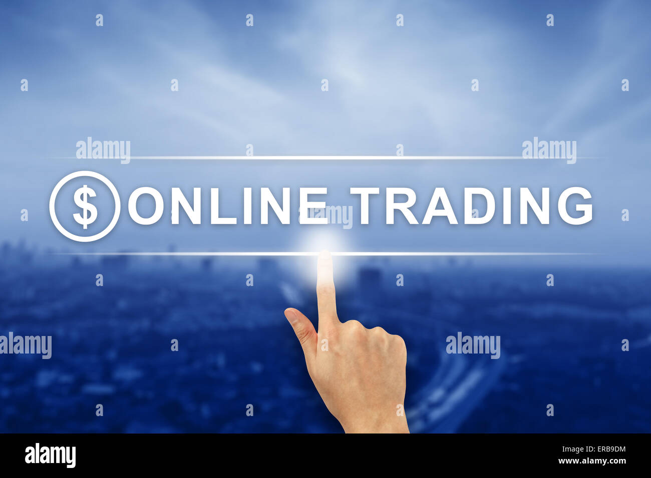 En poussant le bouton main trading en ligne sur une interface de l'écran virtuel Banque D'Images