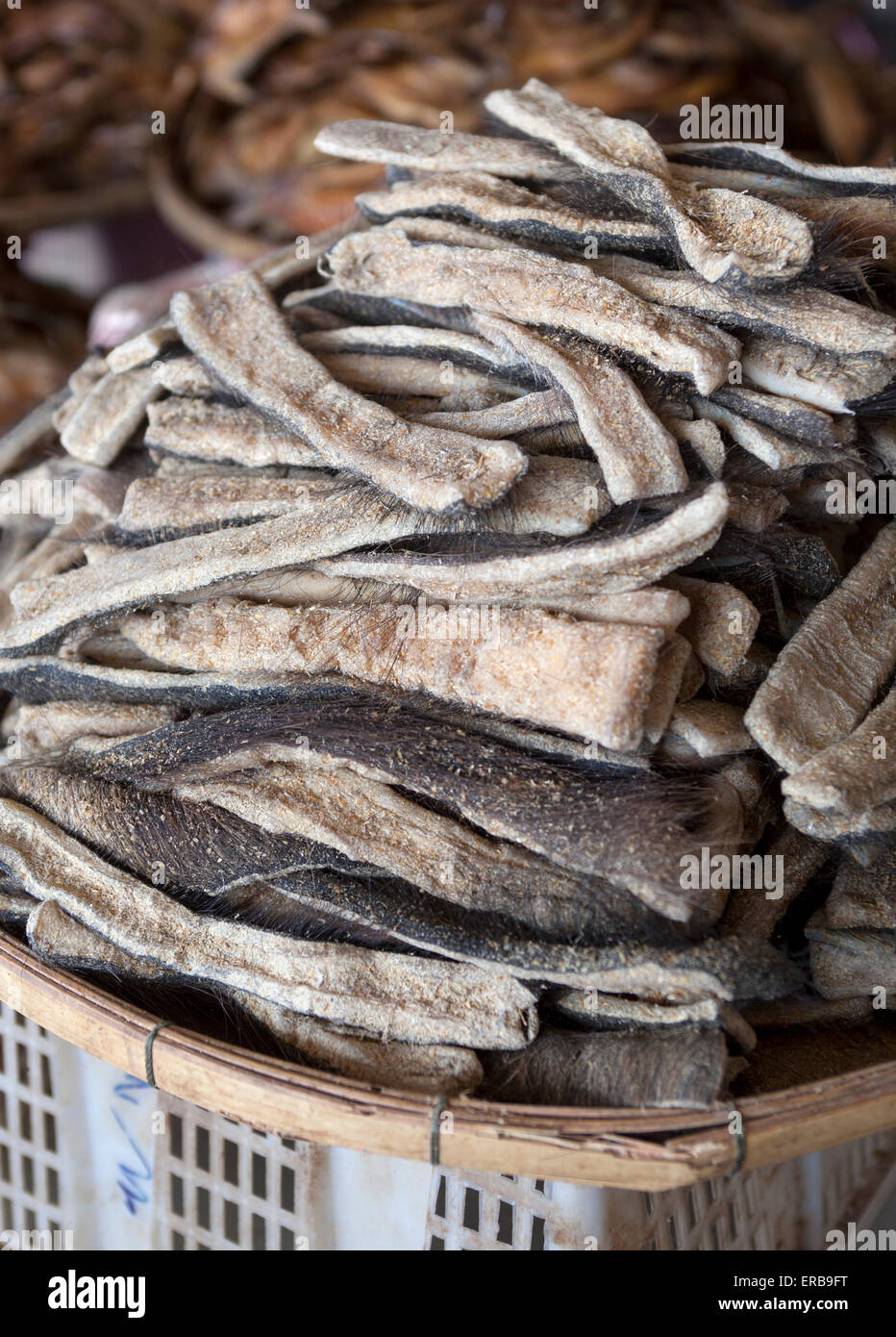 Peau de buffle en vente au marché alimentaire à Vientiane au Laos Banque D'Images