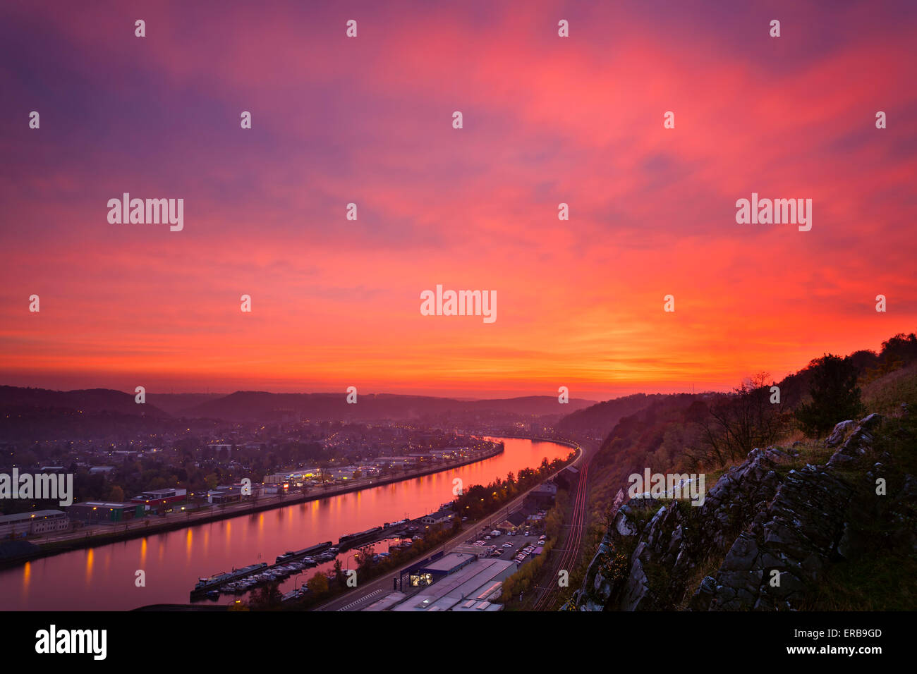 Vue sur la Meuse à Huy en Belgique lors d'un coucher de soleil rouge Banque D'Images