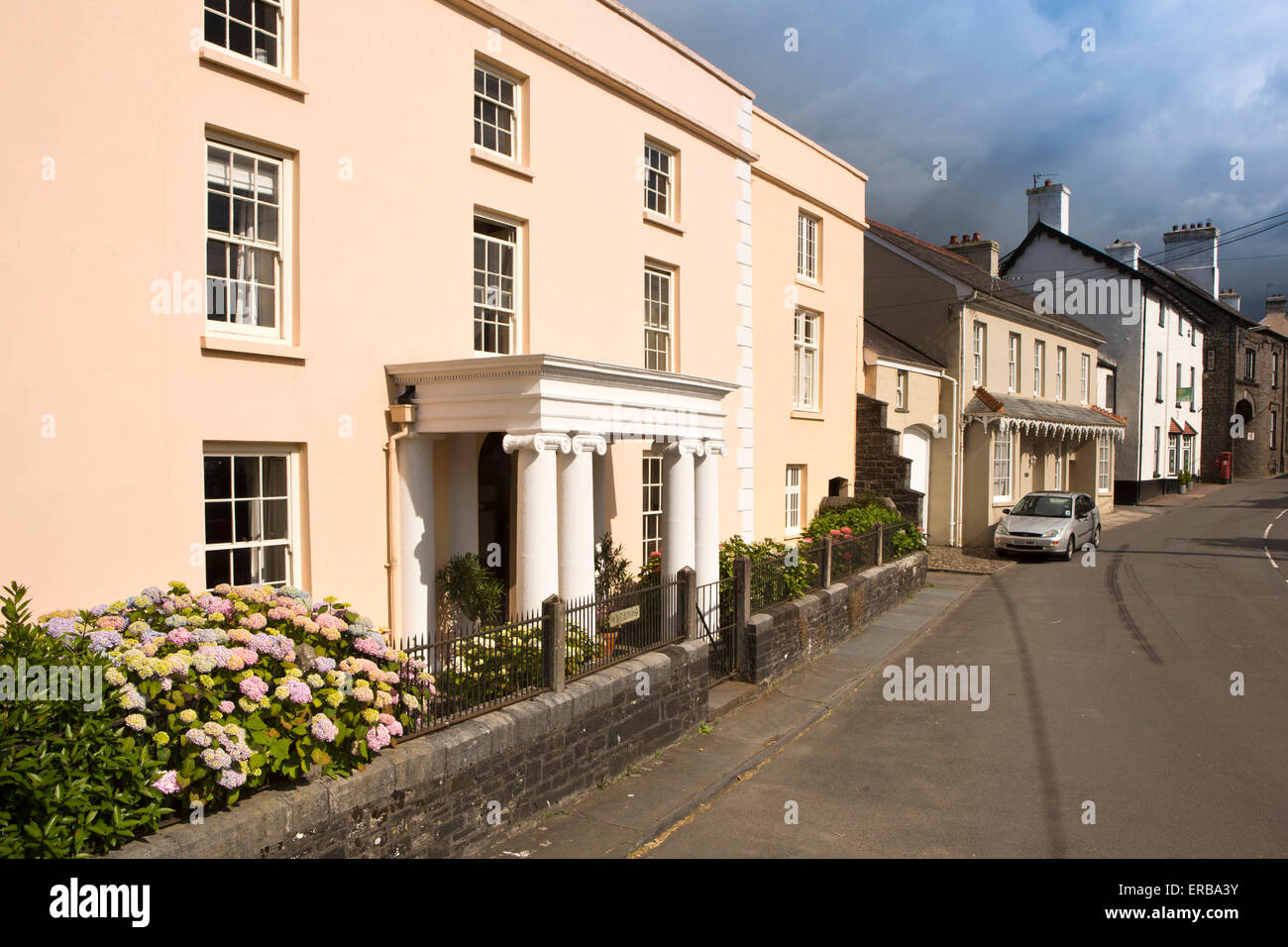 Pays de Galles, Carmarthenshire, Llangadog, Church Street Banque D'Images