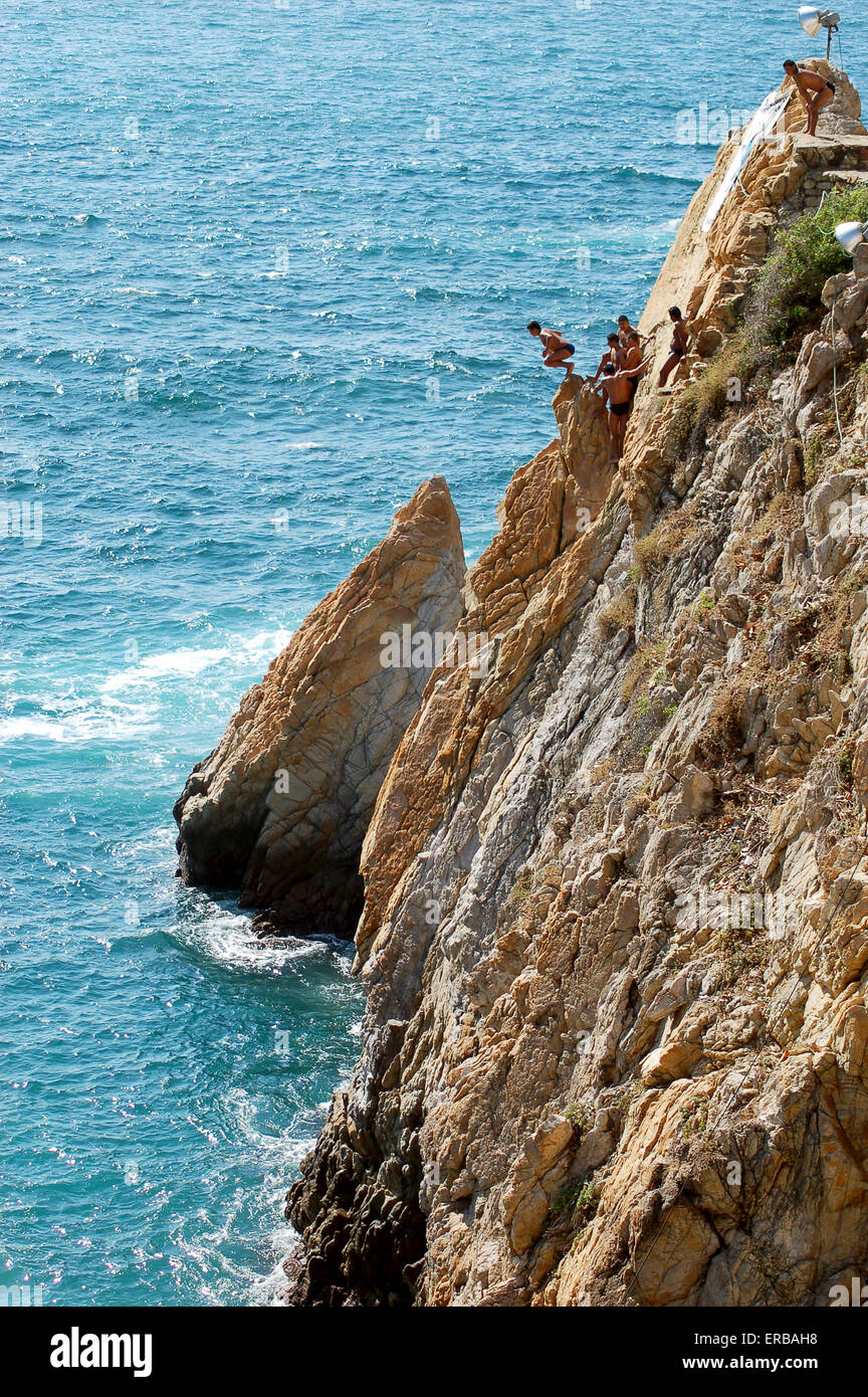 Groupe de plongeurs de falaise en free fly, Acapulco, Mexique. Banque D'Images