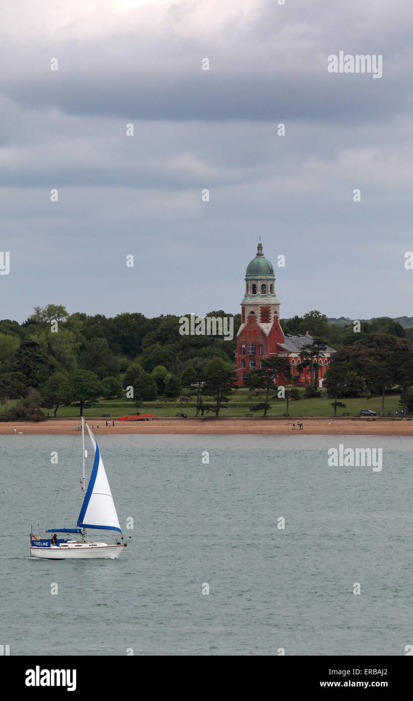 Tour de l'ancien hôpital Royal Victoria au parc de pays en Hampshire Netley avec Southampton water au premier plan Banque D'Images